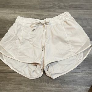 lululemon white hotty hot shorts size 4